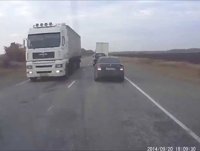 ΣΥΓΚΛΟΝΙΣΤΙΚΟ ΒΙΝΤΕΟ: Δείτε τι συμβαίνει όταν υπερεκτιμάς τα περιθώρια που έχεις για προσπέραση